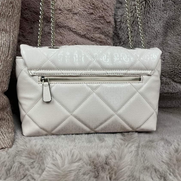 GUESS Dilla Quilted Logo - Picture 9 of 16